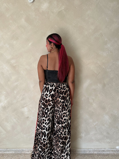 Pantalón rojo con estampado animal