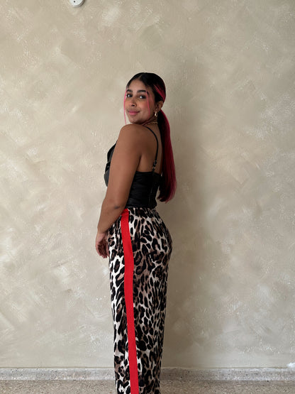 Pantalón rojo con estampado animal