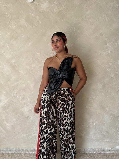 Pantalón rojo con estampado animal